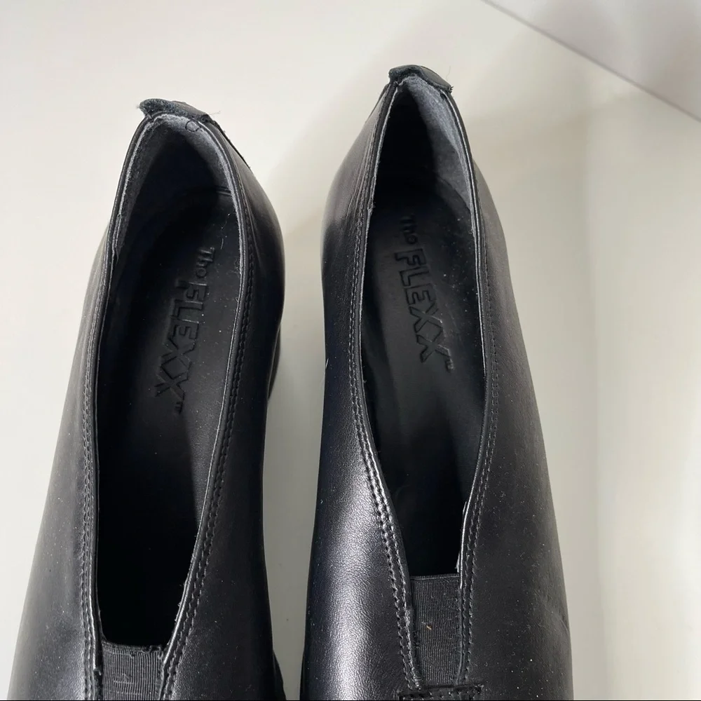 The Flexx black lesson wedge size 8